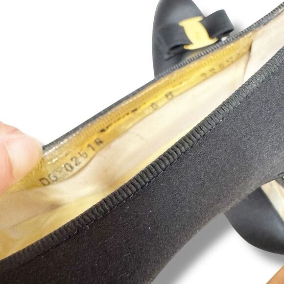 Salvatore Ferragamo Vara Bow Gold Logo Black Satin Pumps Italy Vintage Women’s 6 - Picture 11 of 12